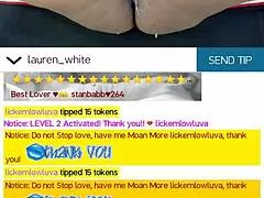 Črna MILF se prstka in močno brizga