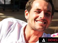 Kaunis latina milf Luna Star suihkuttaa kaikkialle kovan ulkoilunaidan ja ratsastaa monsterkyrpää