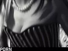 elegantná brunetka milf vydrží intenzívnu trojku v korzete a okuliaroch