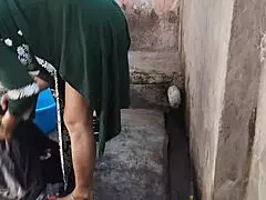 sexy Bhabhi badet med enorme pupper