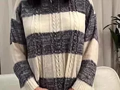 성숙한 여자가 애널 감상 세션에서 자랑해