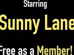 Blondinka Sunny Lane pozira z velikimi klitorisom in pičkinimi ustnicami