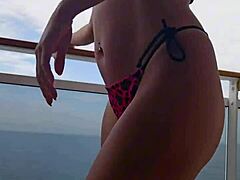 크루즈 발코니에서 브라질에서 비키니 입어보고 엉덩이랑 젖 보여줌 😏