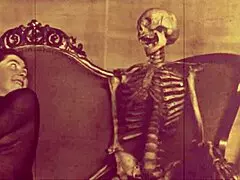 Dark Lantern Entertainment παρουσιάζει γυναίκα που δείχνει καλά για την ηλικία της