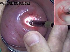 Geile milf bekijkt baarmoeder met endoscoop op Japanse cam, zo kinky! 😈