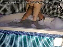 Η Λατίνα milf πειράζει μεγάλο πούτσο σε εξωτερικό χώρο με φυσικά βυζιά