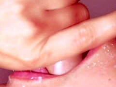 Katso äitipuoleni antaa löysän suihinoton ja kumoaa suuhuni läheltä!