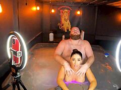 Intenzivní sex ve vířivce s Sheena Ryder a hlubokým hrdlem