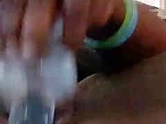 Ó ember, ez az ébony feleség igazán nekiáll a nagy seggének játékokkal házi szórakozásban, szereti az anál játékot!