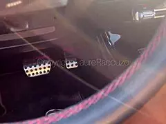 In public, she sucks her driver's cock in the car and swallows his cum