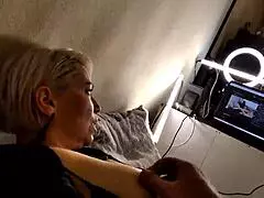 Τραβάω τις θηλές της πουτάνας μου, έλα σκύλα, δείξε στους τύπους την αγάπη σου για το γαμάω