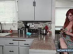 Ochranná nevlastná mama Lauren Phillips otvára prsia pre nevlastného syna