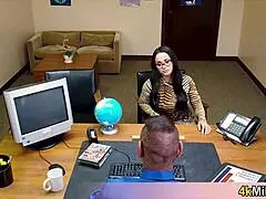 Nerdovská ázijská sekretárka dobre fúka pre šancu na povýšenie