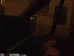 Plavuša MILF s povezom na očima grubo jebana u doggy stilu