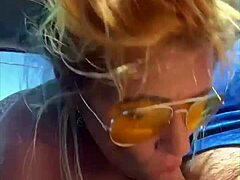 Hain sarışın orospu kamuya açık yerde sik emiyor 😏