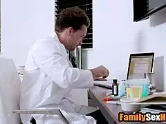 Nerdovský pasyn experimentuje s macochou a sestrou v skupině