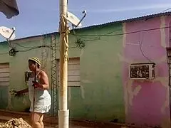 Vizinha não resiste vendo minha bunda grande nesse vestido curto, flash pra ele?