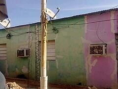 Мој комшија не може да одоли видећи моје велико дупе у овој краткој хаљини, показујем му?