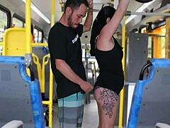 Şu yaşlı sapık otobüste esmer hatuna kaydırıyor izle!