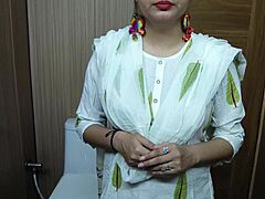 Ochutnávám lahodnou kundu macochy v koupelně, olizování a creampie