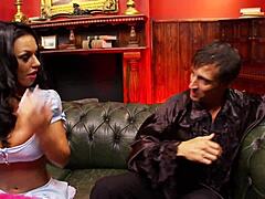 Šta se dogodi kada brineta sa komičnim lažnim sisama dobije žestoko jebanje u obrijanoj pički?