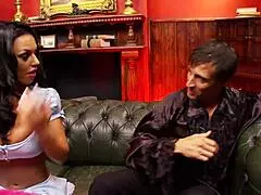 Šta se dogodi kada brineta sa komičnim lažnim sisama dobije žestoko jebanje u obrijanoj pički?