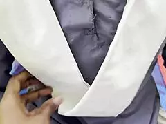 Tuntee kiiman kun intialainen koulutyttö saa panon metsässä