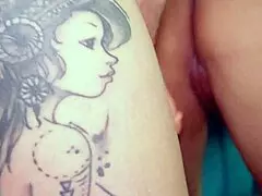 Sexo lésbico con mi madrastra mientras estamos solas. Lamiendo su gran culo y coño en anal.