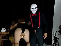 Jig Saw bu fantezi bölümünde sarışın milfi sikiyor