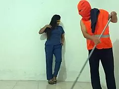 Vroča medicinska sestra sesa kurce in liza kurca na delu v bolnišnici!