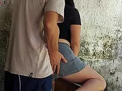 Minha esposa saiu e a empregada baixinha trabalha na area de casa