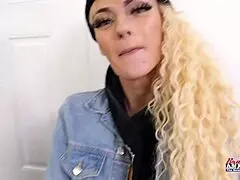 Skinny kåter Sassy og Lola deler saftig kuk til suging og bakfra knull