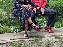 La mia suocera formosa si prende la mia sborra all'aperto in roleplay homemade