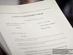 Fetisch-Teen 18+ Sub im Dreier wird mit Sperma bedeckt