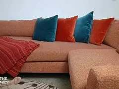 Νέα μητριά παρηγορεί τον πιτσιρικά