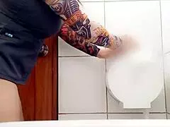 el comportamiento de mi madrastra comienza a tornarse algo extra�o cuando va a los servicios higenicos ella se toca la vagina y acaricia eroticamente su cuerpo de zorra porno real casero