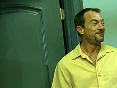 Janet Mason sorprende a su cornudo con un chaval joven para un trío caliente