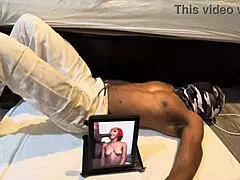 Ουάου! Κρατάω τα κοιλιακά μου σφιχτά για τις κυρίες στο γυμναστήριο της Καλιφόρνια