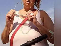 Moje duże naturalne cycki i wargi cipki błyskają na plaży