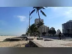 Moje duże naturalne cycki i wargi cipki błyskają na plaży