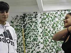 Me follo a mi hermanastra en el negocio de nuestro padrastro