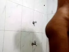 Desi Teen Pisses Indoors While Bathing