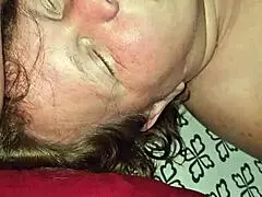 Milf suger aggressivt hard kuk i intens økt