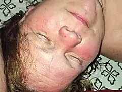 Milf suger aggressivt hard kuk i intens økt