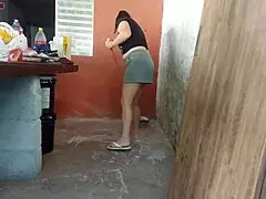 minha esposa saiu e a empregada baixinha pegou meu pau na cozinha 😏