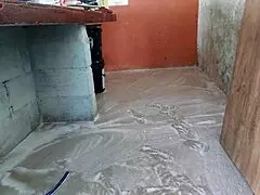 minha esposa saiu e a empregada baixinha pegou meu pau na cozinha 😏