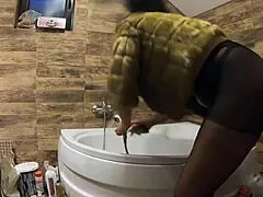 Milfycalla Pee Play in Bathtub with Fur Coat and Pantyhose