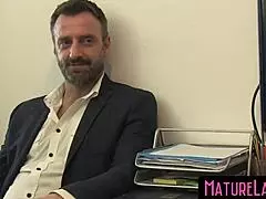 Majster Pascal dobýja bujné prsia Lacey Starrs v análovej cowgirl. Končí s cumom v ústach.