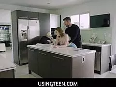 Usingteen 18+ - Velkoprsá teen 18+ nevlastní dcera freeuse kdykoli v kuchyni - London Rose Tristan Summers