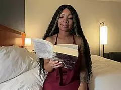 إيفا باكر بتلعب دور ربة بيت تقرا والجيران بيتفرجوا